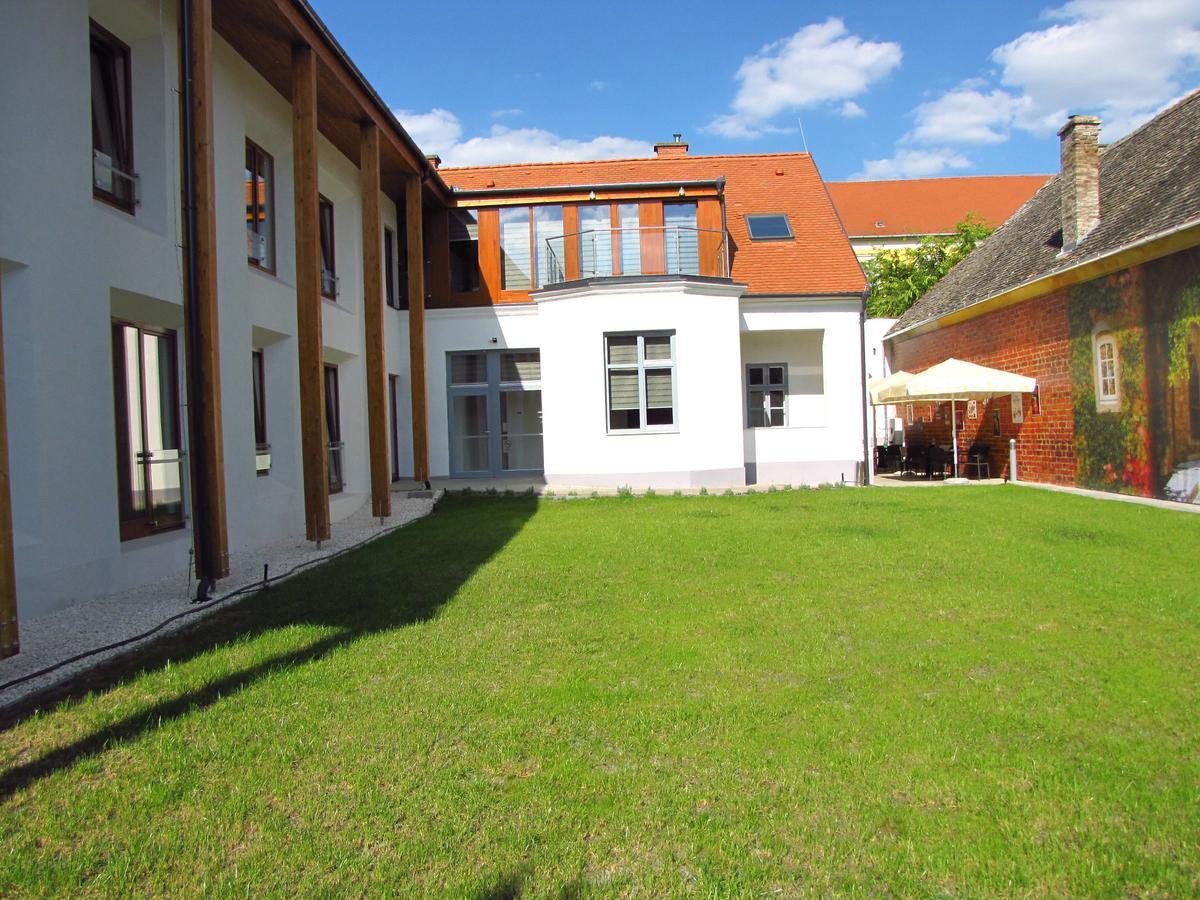 Pilvax Hotel Kalocsa Exteriör bild